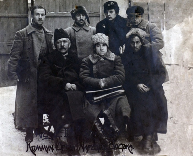 1917 Sovyet İhtilali’nde Türk kökenli komünist liderler (Oturanlardan ortada Sultan Galiev)