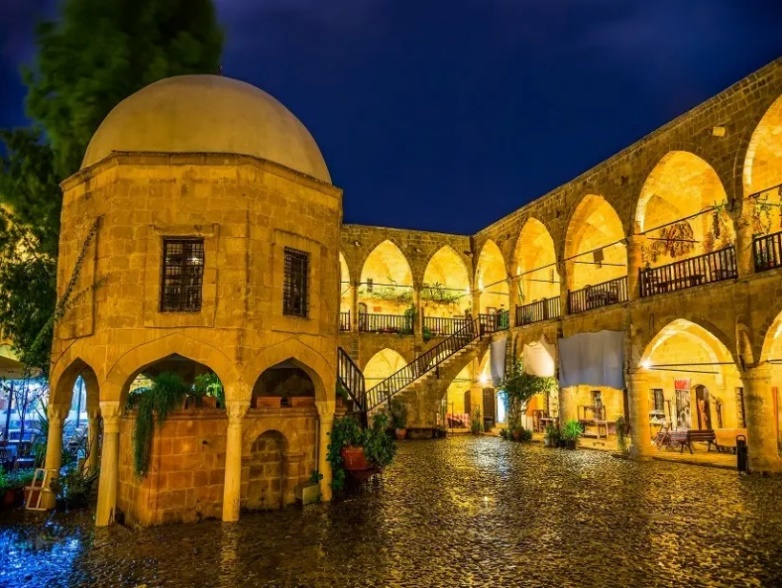 gece, bina, dış mekan, gökyüzü içeren bir resim

Açıklama otomatik olarak oluşturuldu